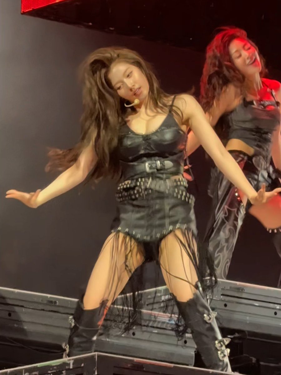 Sana dancing seamlessly even with the small wardrobe problem with her top, professional idols TWICE