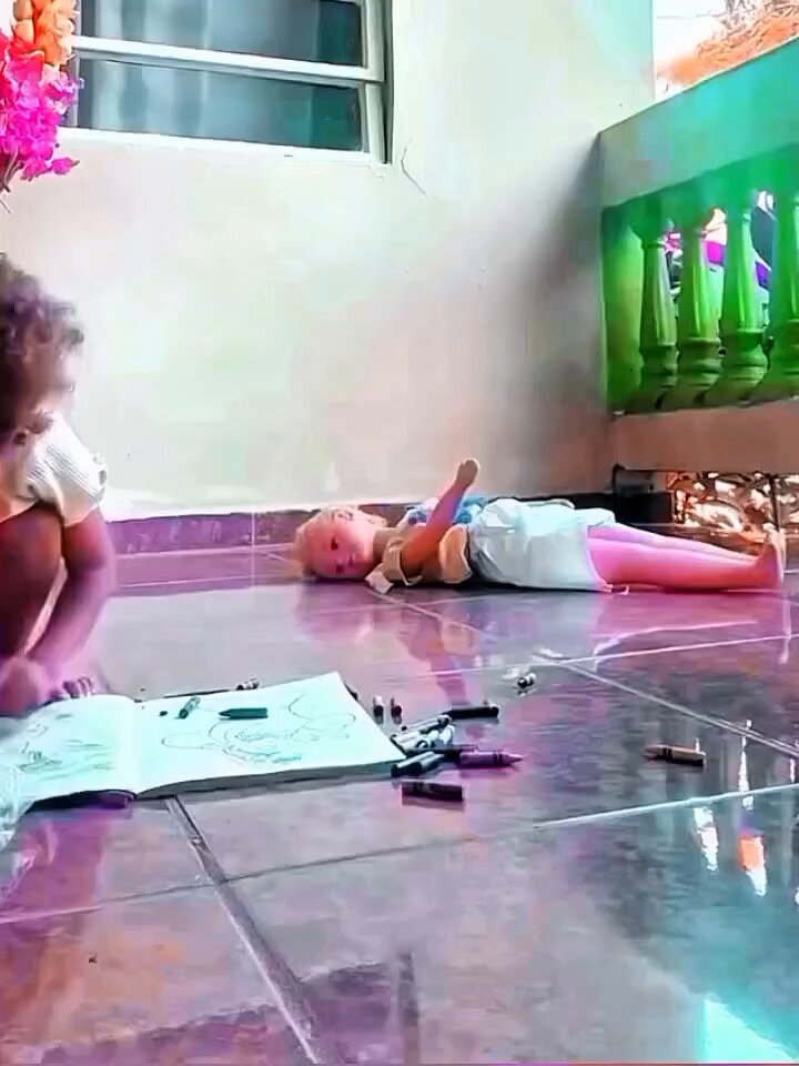 O demônio dorme de luz acesa com medo dessa menina.