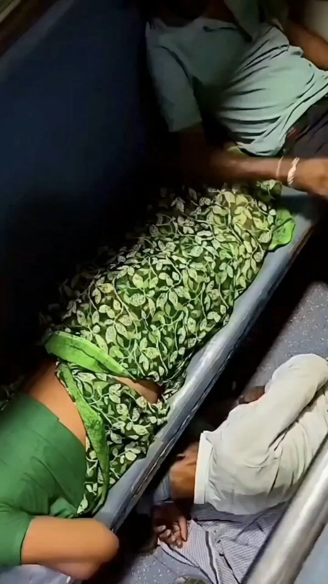 ये वीडियो देखकर आपको लगेगा कि कैसे हवसी दरिंदे भरे पड़े हैं हमारे चारों ओर। जो चुपचाप इनका वीडियो तो बना रहा है लेकिन इनके घृणित प्रयासों का विरोध नहीं कर रहा, वह भी मेरी दृष्टि में उतना ही बङा अपराधी है। 🤬😡