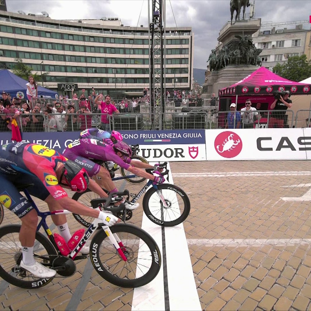 Et de deux pour Paul Magnier 🇫🇷 ! Le Français s'offre la 3e étape du Giro à la photo-finish devant Jonathan Milan 🤩 #LesRP