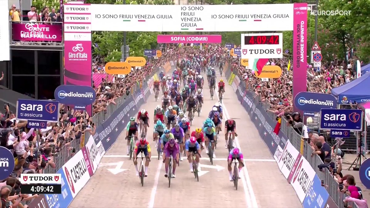 Contrairement à vendredi avec la chute, le sprint a bien été massif ce dimanche sur la 3e étape du #GirodItalia. Le vainqueur reste le même : Paul Magnier. Le Français a devancé Jonathan Milan et Dylan Groenewegen, 12 étapes à eux 2 sur les Grands Tours.