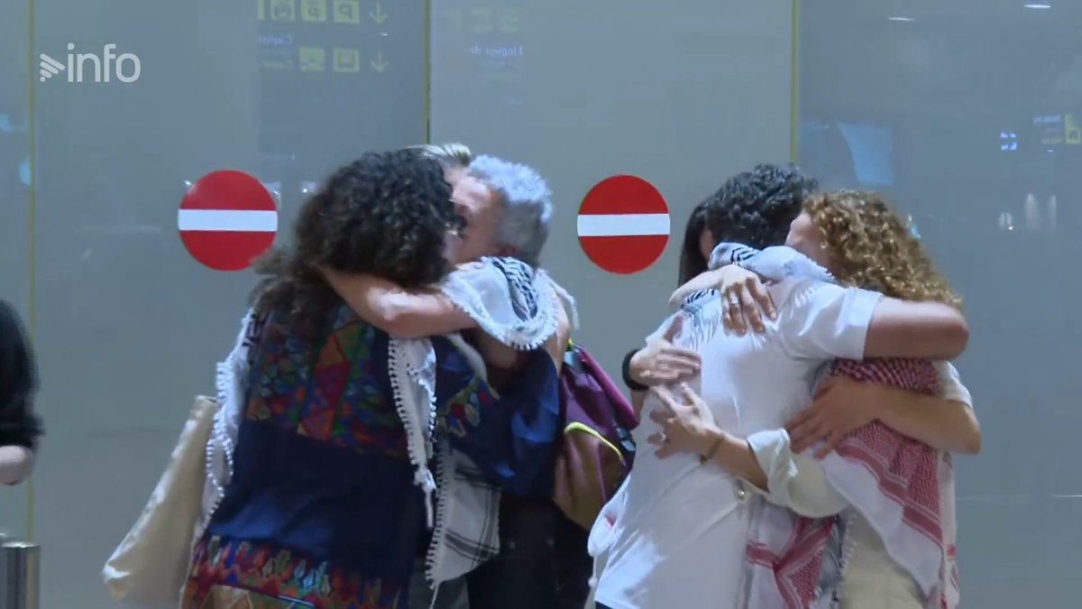 Arriba a l'aeroport del Prat Saif Abukeshek, l'activista català d'origen palestí que va ser detingut per Israel quan viatjava amb la flotilla. Aquest diumenge ha quedat en llibertat després d'haver estat deportat per Israel amb el brasiler Thiago Ávila
