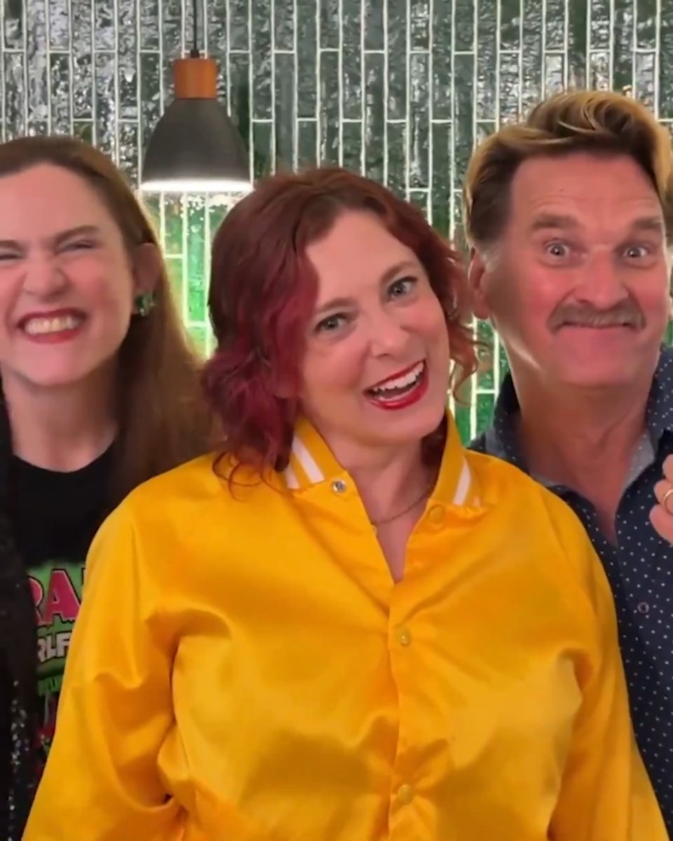 The Crazy Ex-Girlfriend reunion at #NetflixisAJokeFest 😭