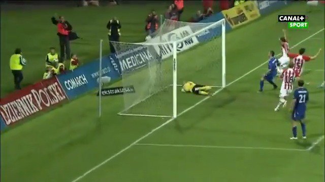 Mariusz Jop trafia piłką do własnej bramki i zaprzepaszcza tytuł mistrzowski dla Wisły. #16lattemu