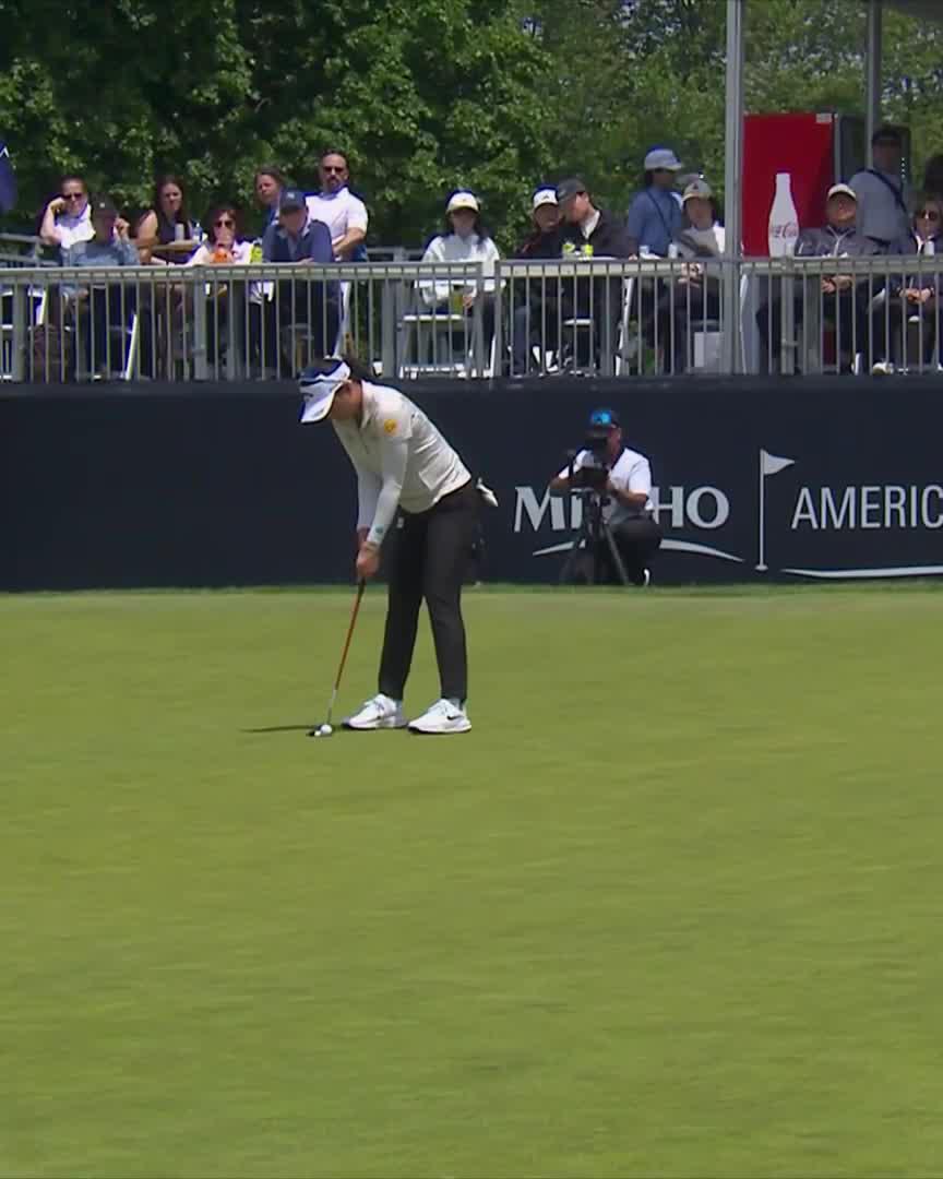 This line is insane 🤯 Jeeno aims 90 degrees away from the hole to finish right next to it