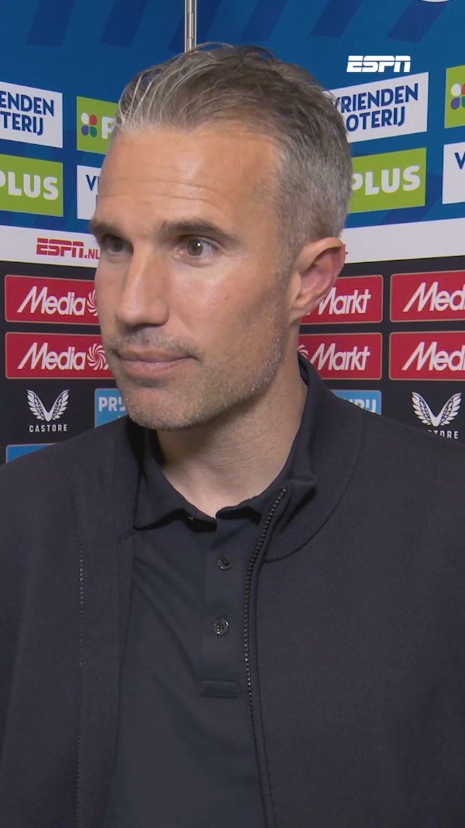 Robin van Persie spreekt zijn dank uit aan Dennis te Kloese 🤝 "Dit heeft hij verdiend, supermooi dat de supporters dat ook voelen"