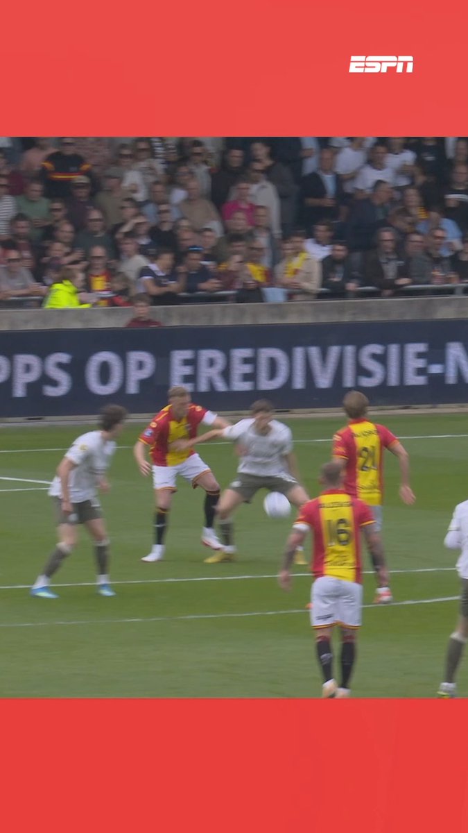 Guus Til kan zijn lach niet inhouden als hij over de uitleg van Martin van den Kerkhof vertelt 😅 "Vervolgens geeft hij hem wel aan hen."