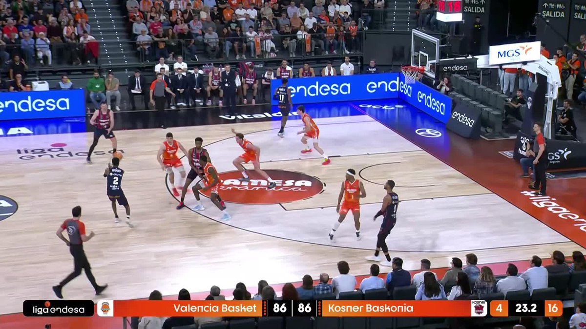 💥 Simplemente... TRENT FORREST. ¡Contra absolutamente TODO y contra absolutamente TODOS para poner a Kosner Baskonia por delante! El CANASTÓN que puede valer una VICTORIA. 📺 DAZN España | #LigaEndesa