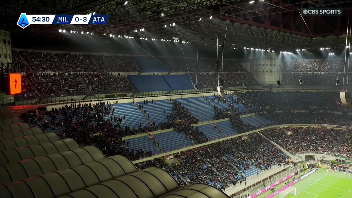 Incredible scenes at the San Siro as thousands of Milan fans leave before the hour mark 😲
