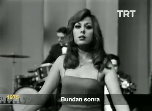 Sakin, duru, güzel. Canım Kâmuran Akkor bu şarkı ile Altın Plak ödülünü almış. Kader Çıkmazı