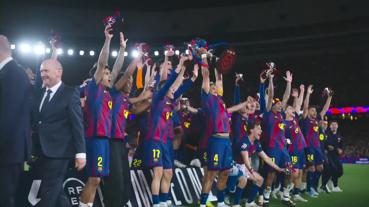 ¡¡UN MOMENTO SOÑADO POR TODO FUTBOLERO!! ¡¡LEVANTAR LA COPA ANTE LOS OJOS DE TU ETERNO RIVAL!! El uruguayo Ronald Araújo fue el encargado de mostrarle el trofeo de #LaLiga a todo el Camp Nou.