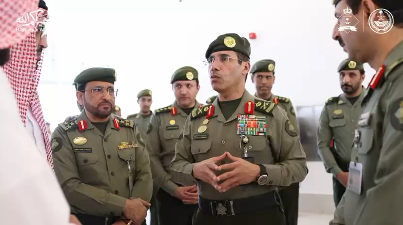 📹| مدير عام الجوازات المكلّف يقف ميدانيًا على سير العمل بجوازات منفذ الوديعة. #الجوازات_السعودية