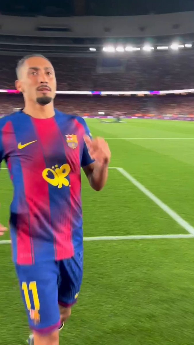 Raphinha went to grab the drums to celebrate 🎉 ABSOLUTE SCENES AT THE SPOTIFY NOU CAMP 🔥