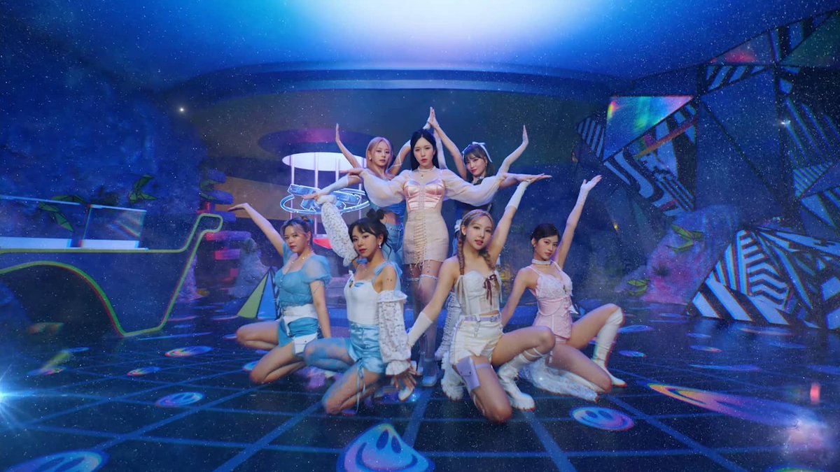 sinto que 2022 foi um dos melhores anos para ser once, primeira renovação do contrato, contas individuais abertas, retorno da jeong, debut solo da nayeon e ainda tivemos o between 1&amp;2, foi mágico