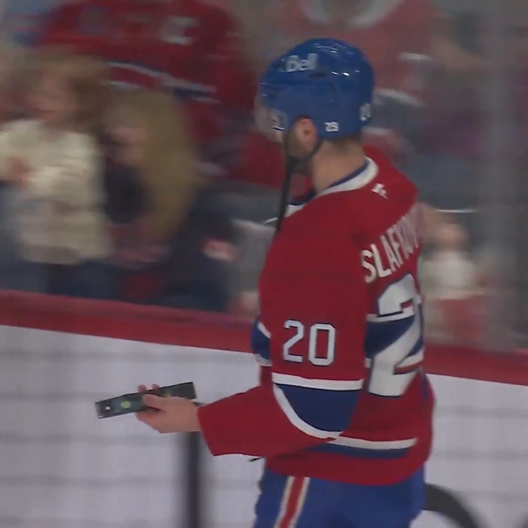 Question : QUI au juste amène un niveau à un match de hockey?? Question: WHO brought a level tool to a hockey game?? #GoHabsGo