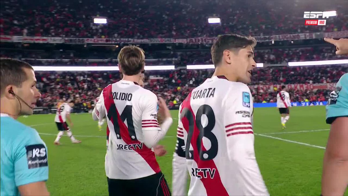 🔥😳 “EMPEZÁ A COBRARME LAS CHIQUITAS” Lucas Martínez Quarta le pidió a Zunino en el final del primer tiempo que 'lo ayude con las chiquitas'.
