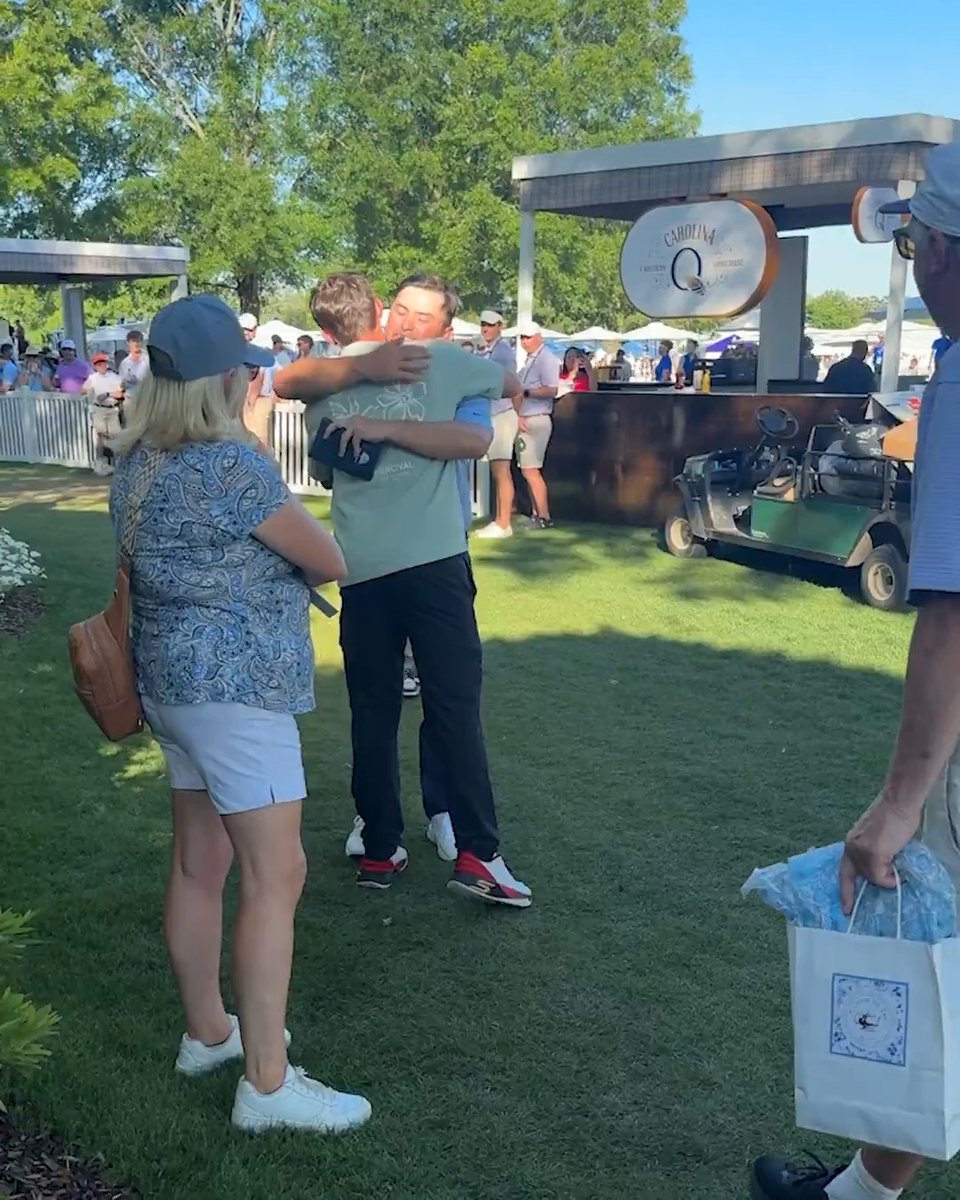 The Fitzpatrick family showed Alex the love after his finish ... and made sure he signed his card 😂