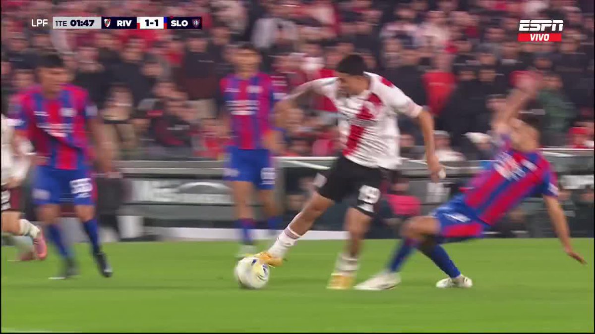 ¿ERA FALTA SOBRE KENDRY? River armó una gran jugada, Páez encaró y terminó cayéndose en el área. El ecuatoriano y todo el equipo millonario exigieron penal en el duelo por el #TorneoApertura. ▶️ Mira nuestros partidos de la 🇦🇷 #LigaProfesional en el Plan Premium de #DisneyPlus