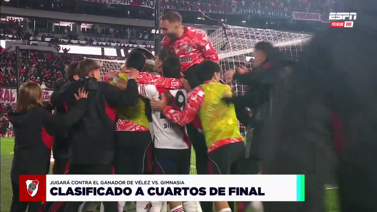 El festejo de los jugadores de River y el Chacho Coudet, yendo a buscar a Kendry Páez, que ESTABA LLORANDO por su penal fallado. Qué momento. 🥹🇦🇷