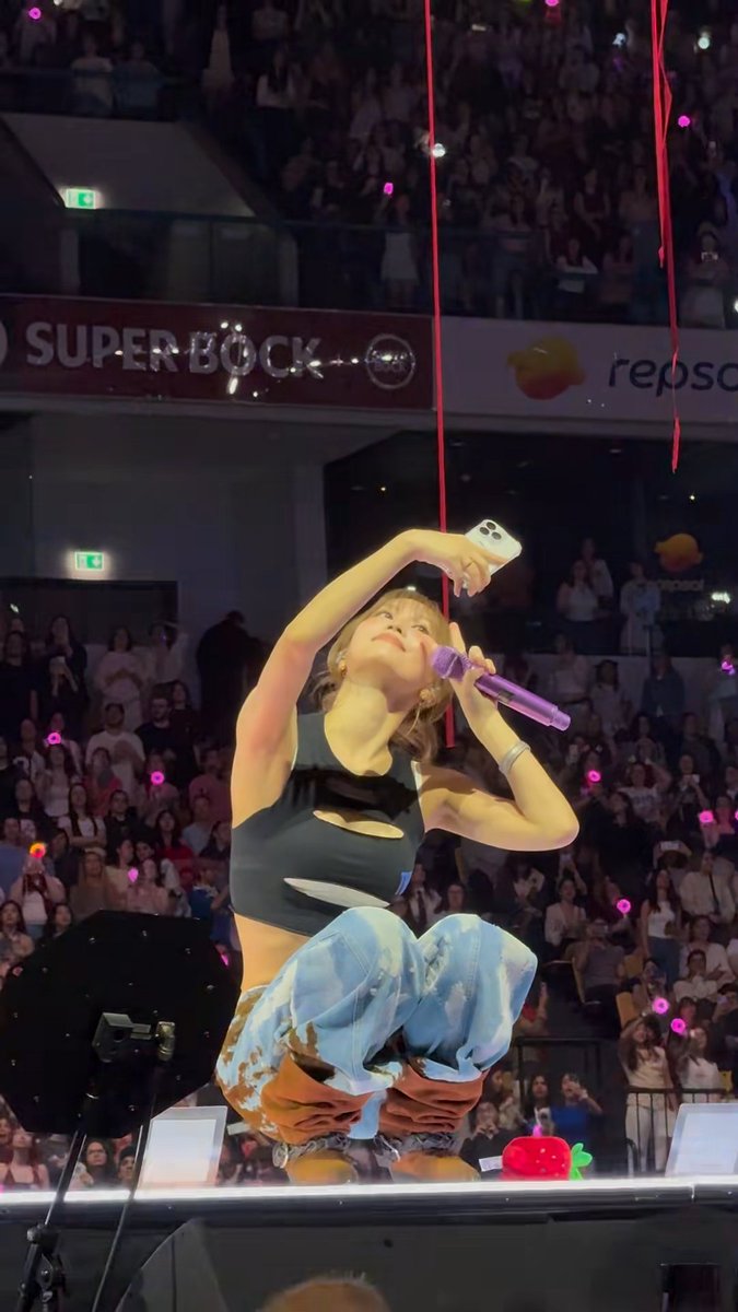 Momo using a lucky Lisbon ONCE's phone for a selca