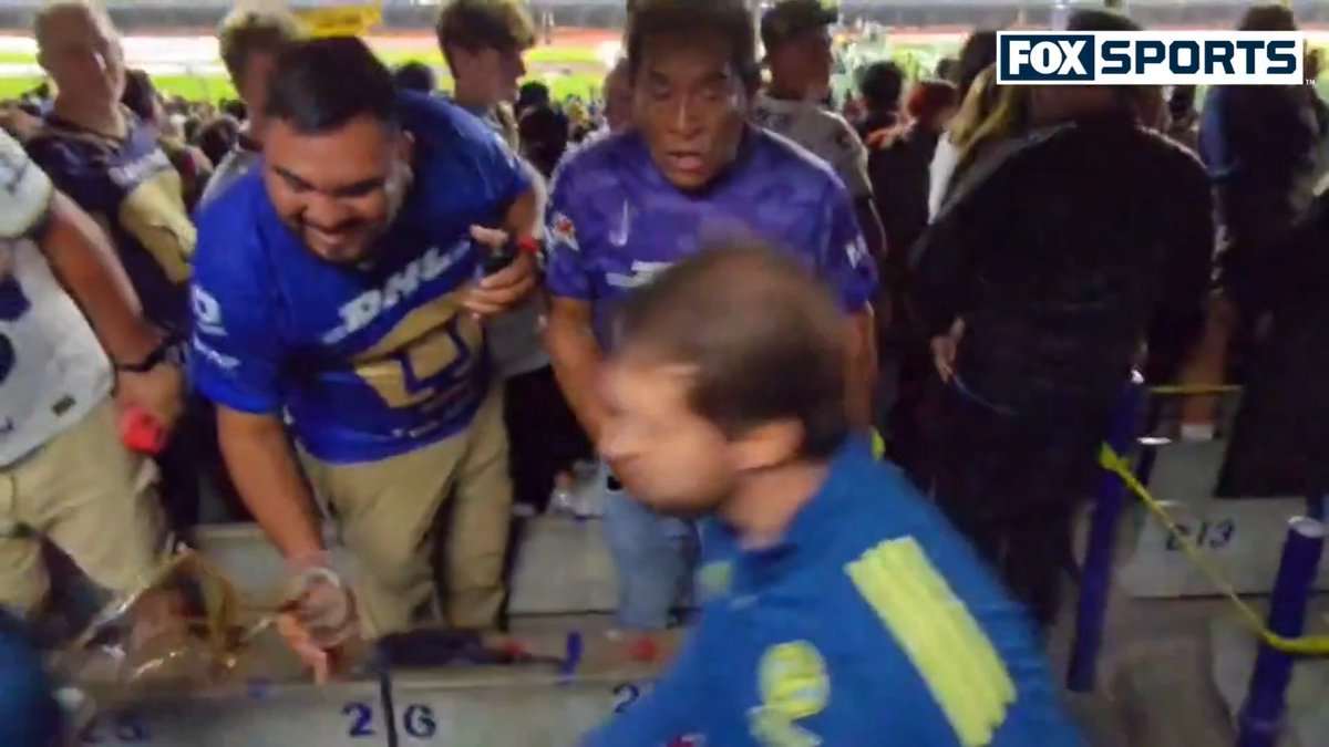 Un estúpido aficionado de Pumas, echó cerveza a un Directivo del Club América. MAL, MUY MAL.