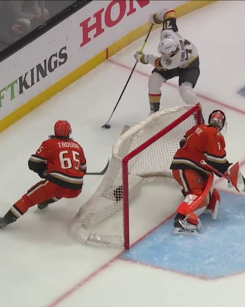 SNEAKY dish from William Karlsson to set up Brett Howden 😮 Ducks-Golden Knights tied up on ESPN and the ESPN App 👀
