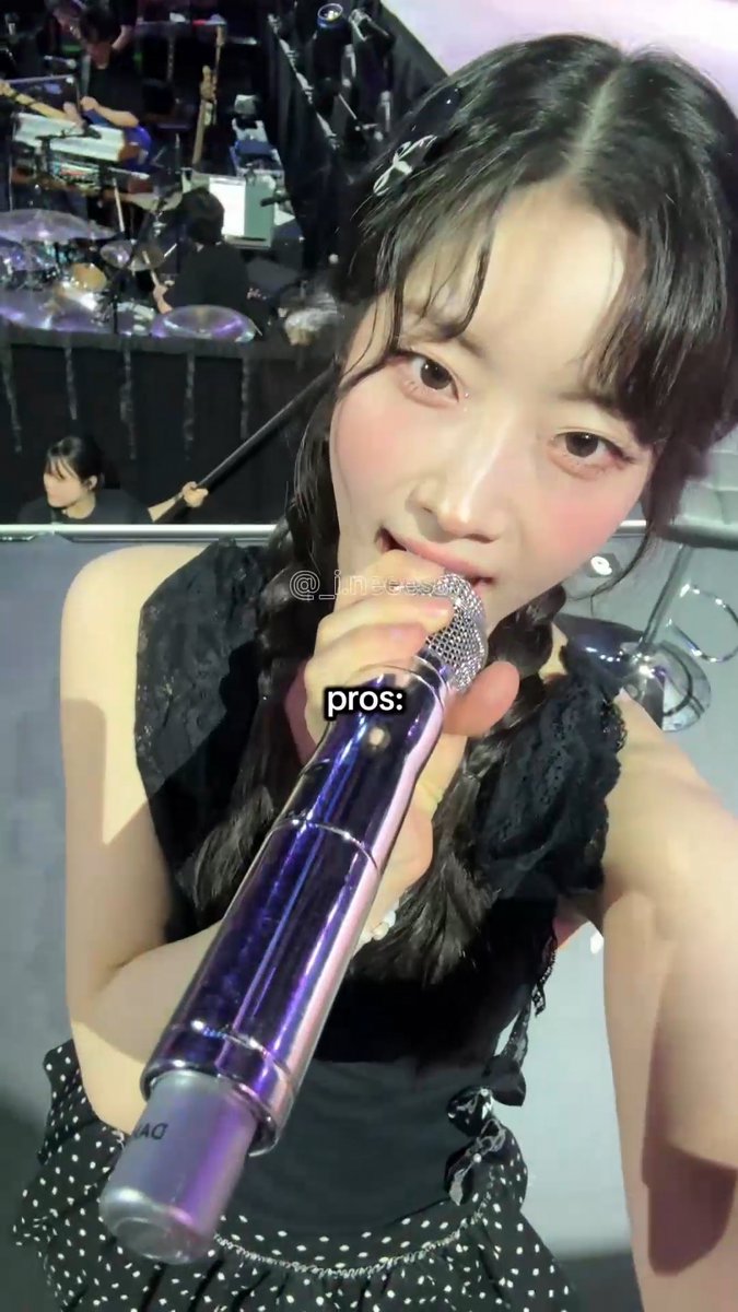 DAHYUN USING A LUCKY FAN'S PHONE FOR A SELF VIDEO AND SIGNING HER POSTER TOO