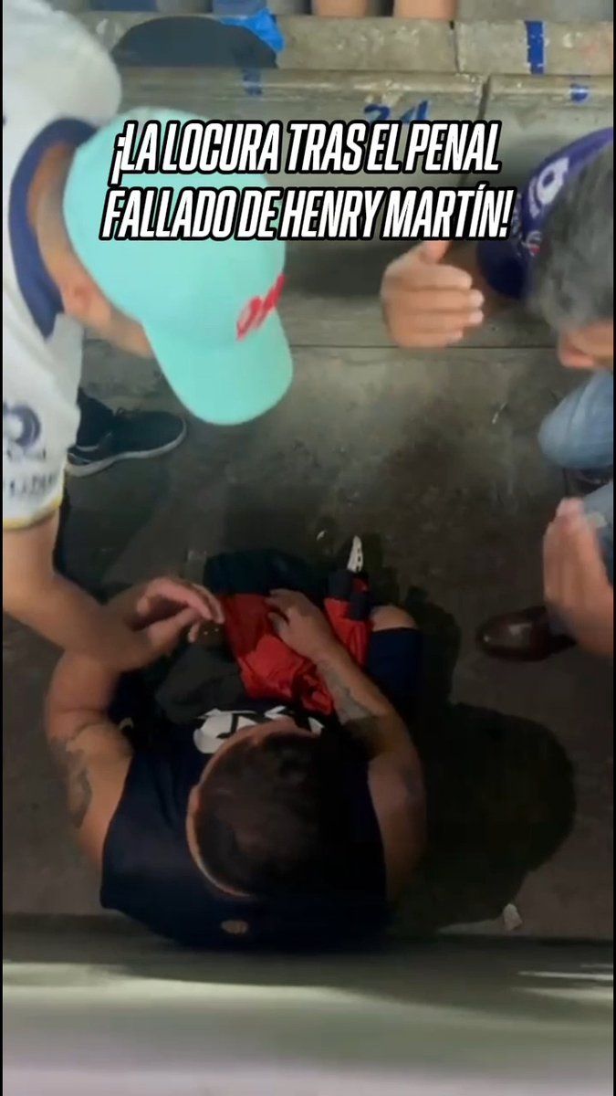 😰 ¡CASI SE NOS INFARTA! 😨 Un aficionado terminó casi desmayado tras el penal fallado de Henry Martín 😳 De milagro se salvó Pumas
