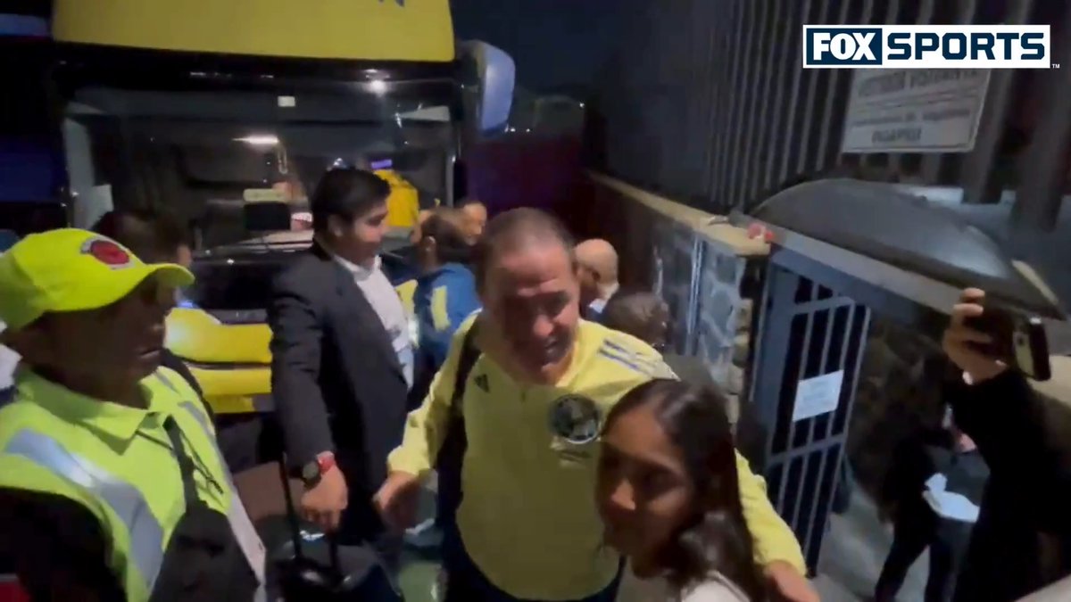 André Jardine dándole su cariño a la afición del América y Paulo Victor se despide de México🥹💛 Son los mejores entrenadores en la historia de este equipo, los quiero muchísimo✨