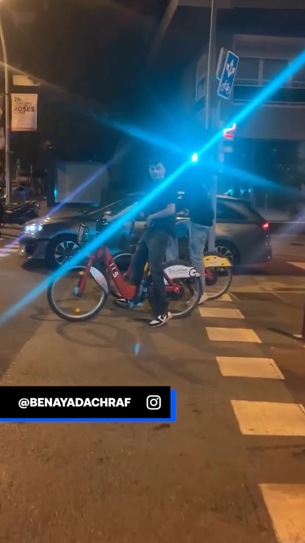 🚲 Esto ya es todo un 𝐫𝐢𝐭𝐮𝐚𝐥. 👀 Pedri, Eric García y Dani Olmo convierten en un ritual ese paseo en bicicleta tras conquistar la Liga