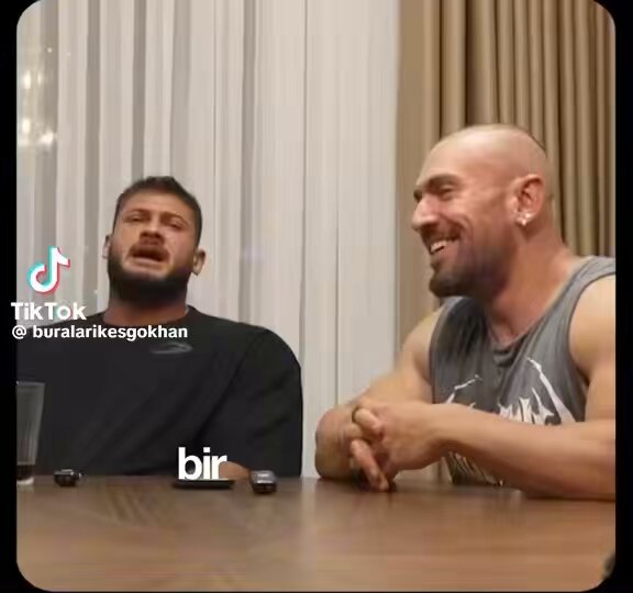 Bence bu gökalaf kokuyordu pelinay ondan ayrıldı şuna bak el yıkamayı bile erkekliğe ters olarak görüyor kesin 3 haftada bir duş alıyordur kokarca