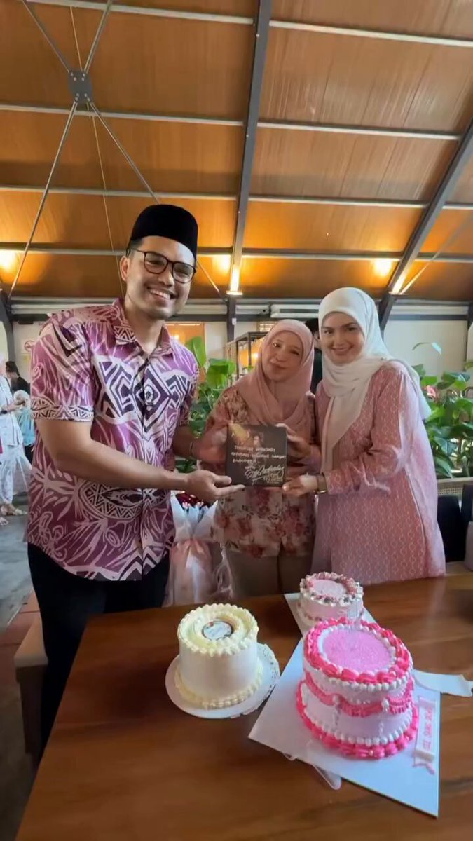 Dato’ Sri Siti Nurhaliza gifted Khairul Aming a copy of her latest album, “Gema Bumantara” during her 2nd dining at Rembayung.