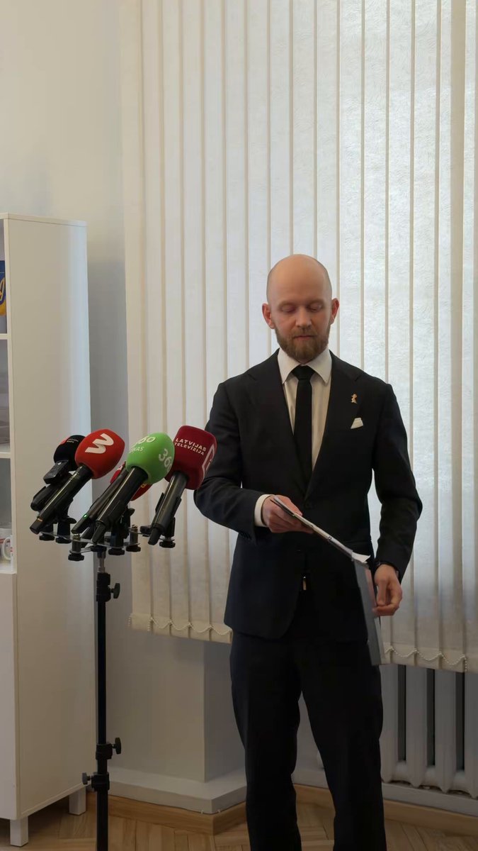Koalīcija neizjūk... vēl. "Progresīvie" nolamā Siliņu par vadības stilu un uzaicina uz atsevišķu sarunu trešdien. Gana liels ielāps būtu vajadzīgs gana lielam caurumam. Tālāk šodien priekšā koalīcijas sanāksme. Formāli "Progresīvie" to apmeklēs, bet Šuvajevs pats neiešot.