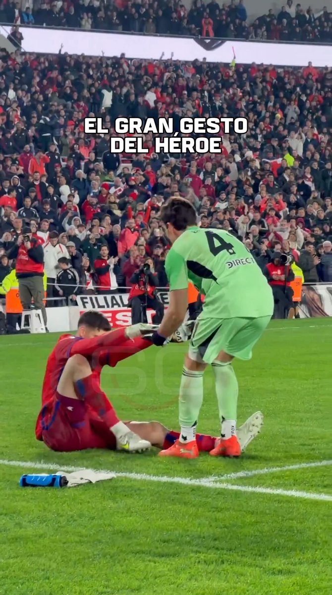¡LA HUMILDAD DEL HÉROE! Mientras todo el Más Monumental festejaba y sus compañeros lo fueron a buscar para levantarlo, Santiago Beltrán se acercó a Orlando Gill para consolar al arquero de San Lorenzo.