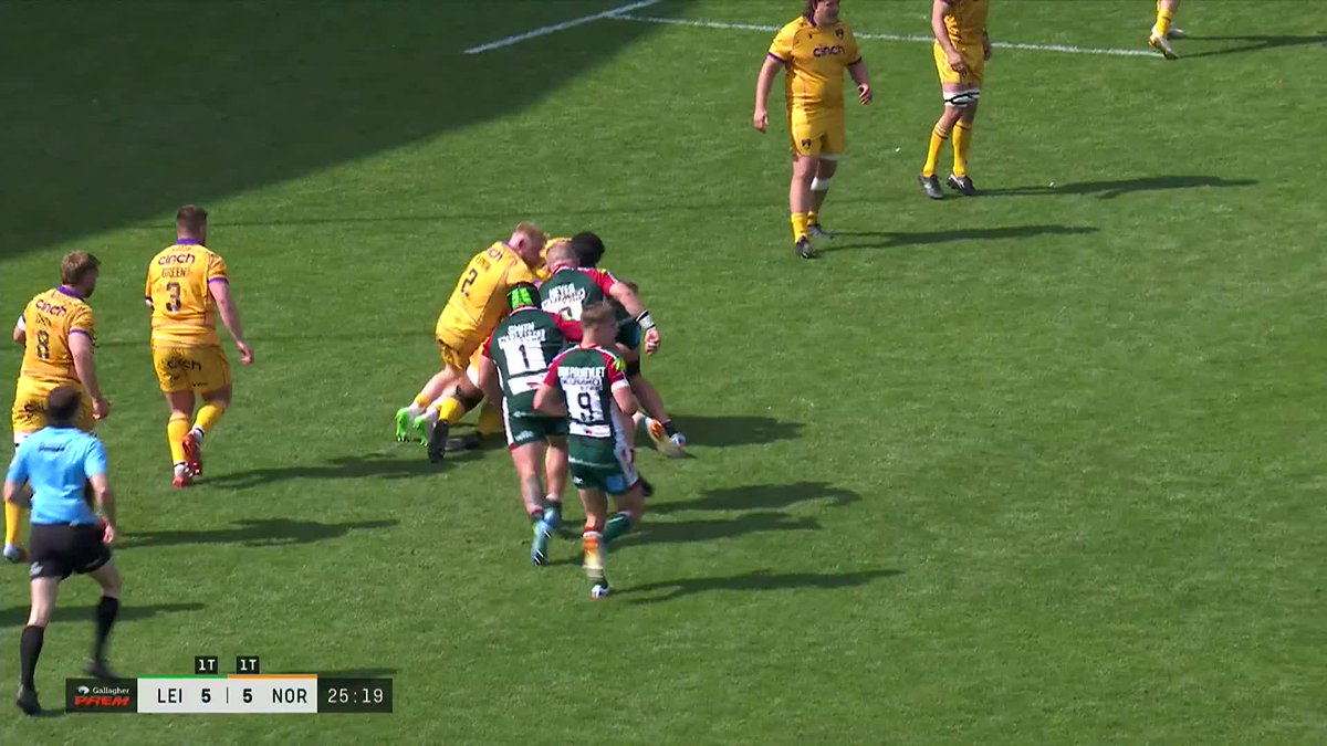 THAT PASS 🔥 Ollie Hassell-Collins with some quick feet in the corner 😮💨 PREM Rugby |Leicester Tigers