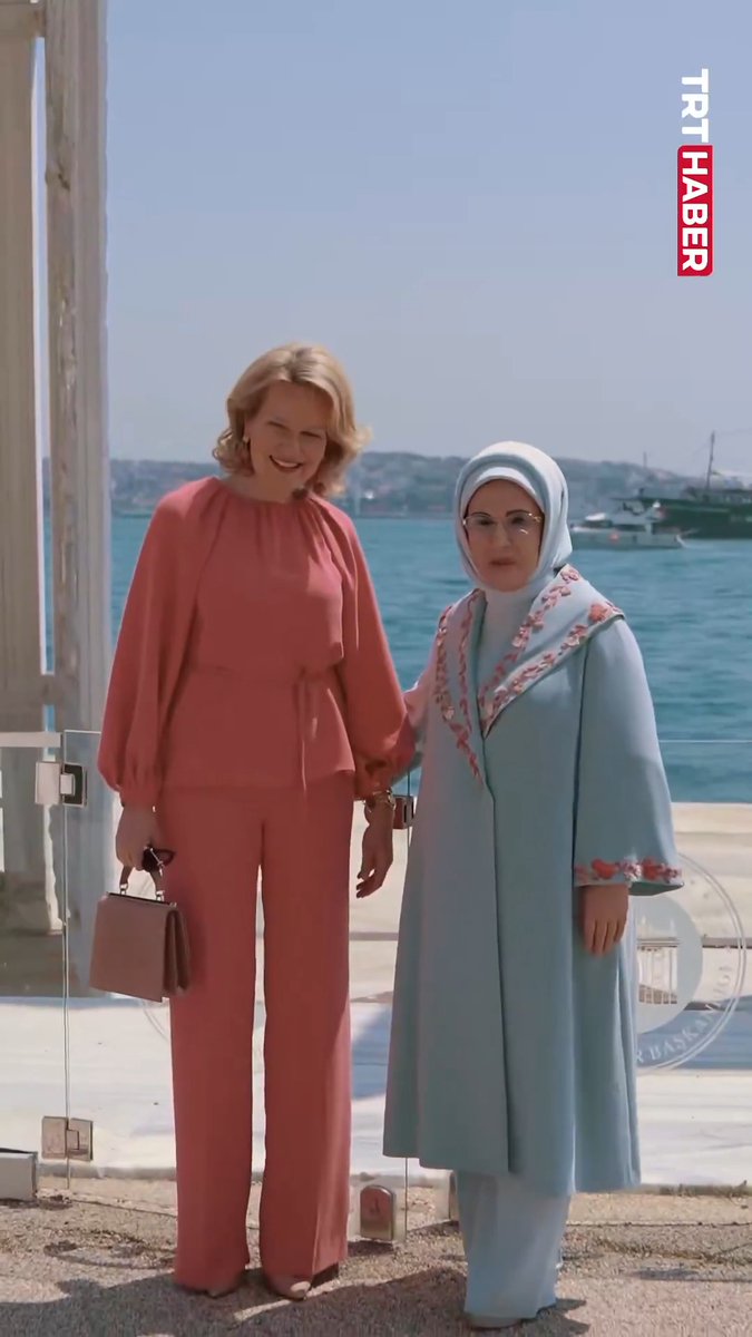 Emine Erdoğan'dan Belçika Kraliçesi Mathilde’nin ziyaretine ilişkin paylaşım. 📌"Türkiye ile Belçika halkları arasındaki dostluk köprülerinin daha da sağlamlaşmasını diliyorum."