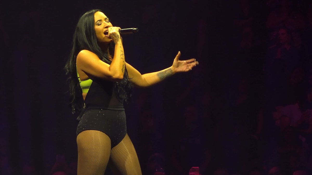 Pela primeira vez desde 2017, mas agora em seu auge vocal... ✨ Confira a performance completa (em ótima qualidade) de Demi Lovato cantando “For You” como música surpresa do show da It's Not That Deep Tour em Anaheim.