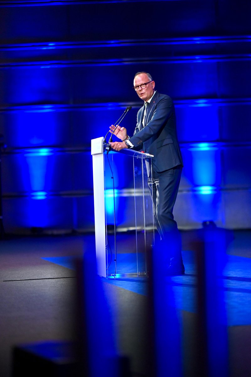 « C’est tellement facile de diviser ! Plus besoin de trouver des solutions puisqu’on tient des coupables : les riches, les boomers, les immigrés, l’élite politico-médiatique, les pauvres, les fainéants, les musulmans, les patrons. Moi, je parlerai à tout le monde. »