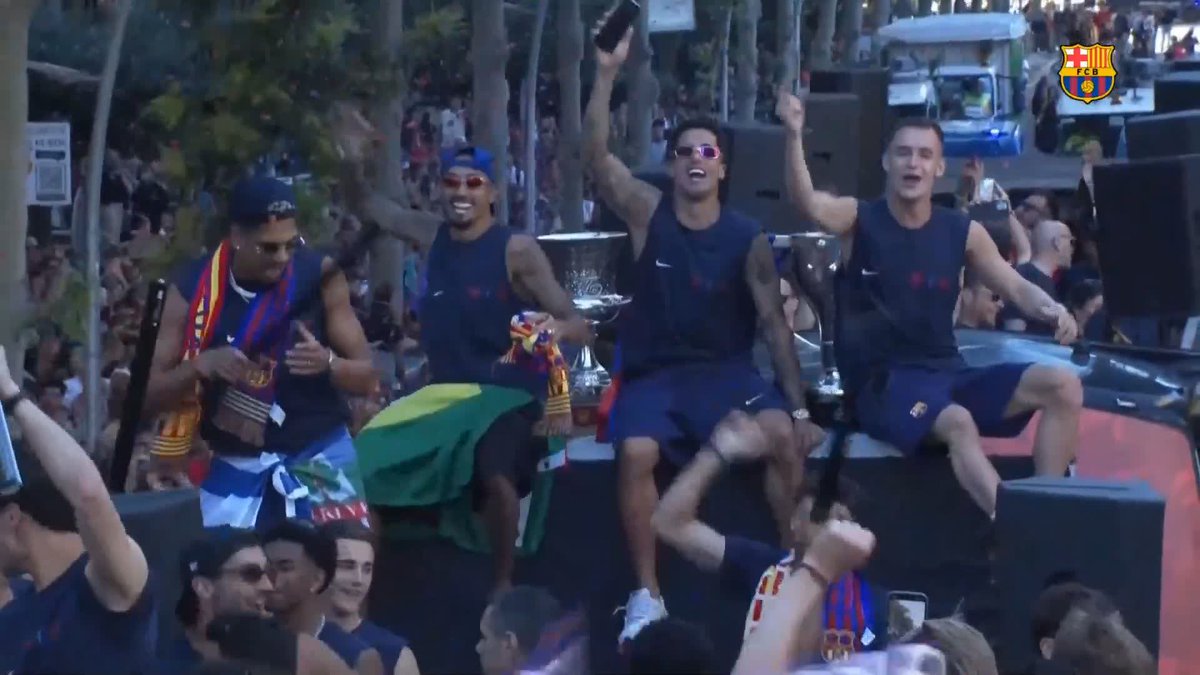 Equipo y afición. Celebrando juntos. Por las calles de Barcelona. Ser del Barça és el millor que hi ha 💙❤️