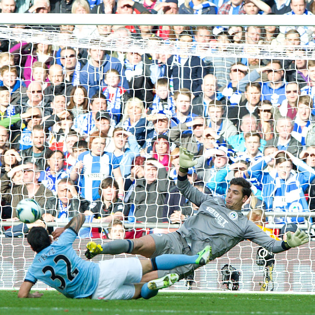 28’ - How has Joel Robles kept that one out? 🤯 Carlos Tevez is somehow denied by the outstretched leg of Joel - what a save! 👏 (0-0) | #wafc