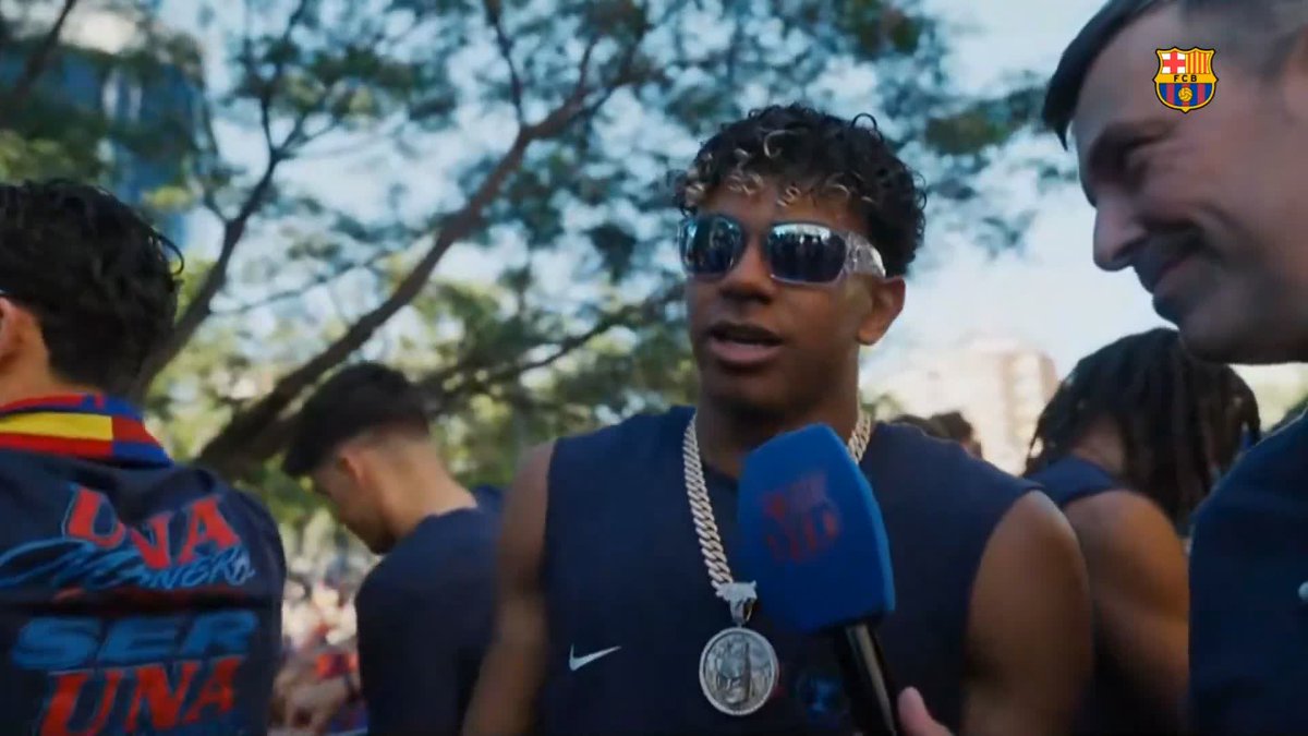 La felicidd de Lamine Yamal durante la rúa😊