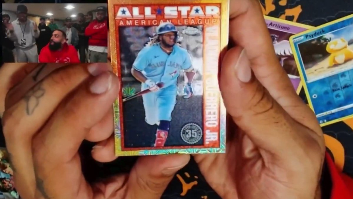 ️¡La reacción de Eladio Carrión al sacar la carta de Vladdy Jr. no tiene precio! 🔥🥶 📹 (Kick: eladiocarrion)