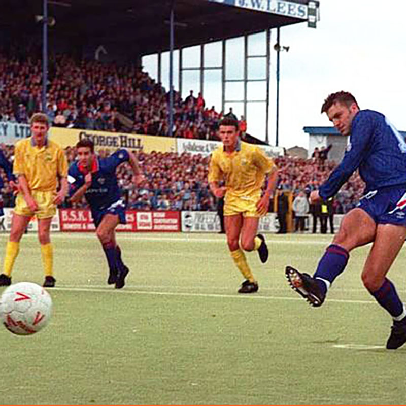 🎙️ "Neil Redfearn can win the title for Oldham..." 💫 A memory that still means everything, #OnThisDay 35 years ago. #oafc