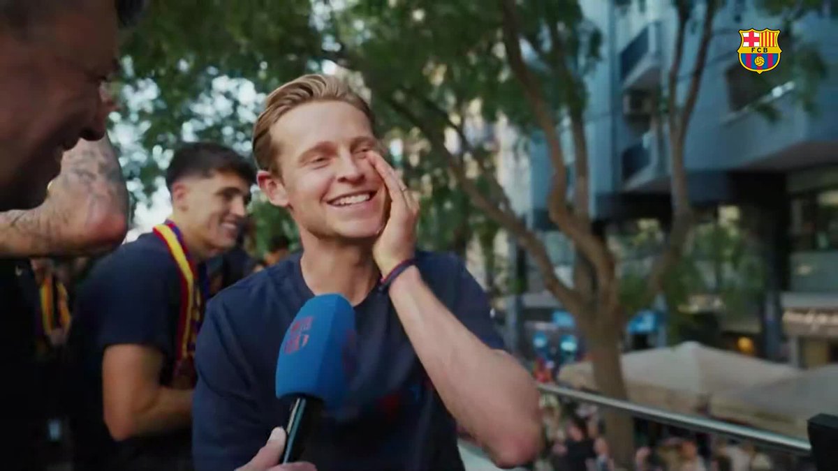 The guys are loving the parade. 🔊