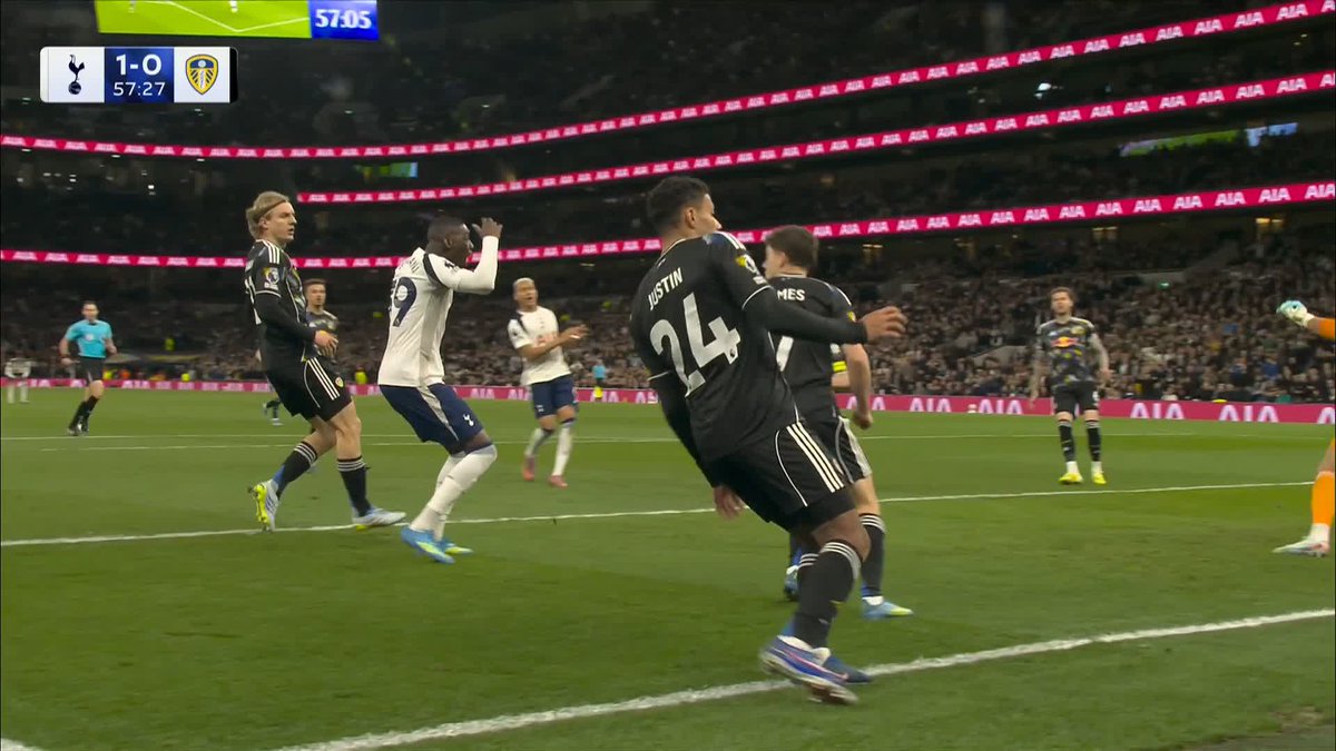 A huge chance for Richarlison to double Spurs' lead! 😰