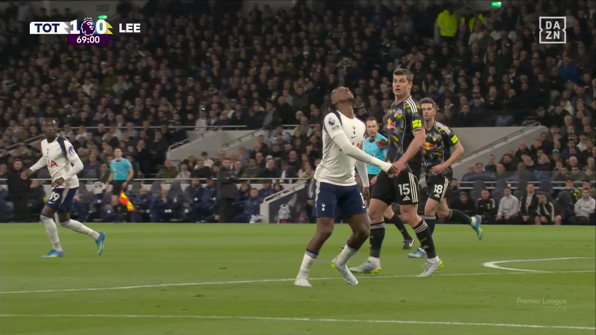 Jugándote el descenso... Y HACES UN PENALTI INTENTANDO DESPEJAR DE CHILENA 😱😱😱 El error de Mathys Tel que le costó la victoria al Tottenham 👀 #PremierLeagueDAZN ⚽ 🏴󠁧󠁢󠁥󠁮󠁧󠁿