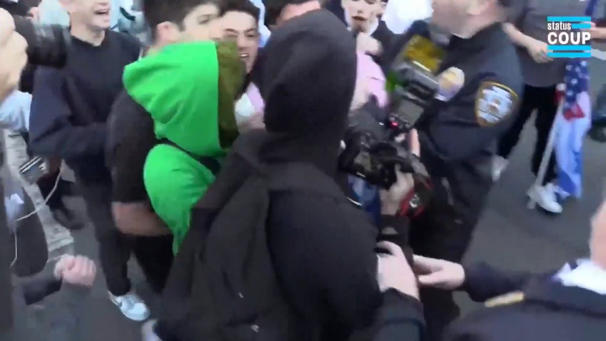 🚨BREAKING: Pro-Israel Zionist shoved someone as pro-Palestinian protesters and Zionists CLASH near a land auction for stolen Palestinian land. WE’RE LIVE ⬇️