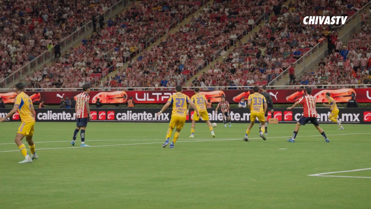 ¡LO GRITÓ TODO MÉXICO! 🔥 Con este remate de Santiago Sandoval, CHIVAS le dio la vuelta a Tigres y se colocó en Semifinales 🔴⚪️