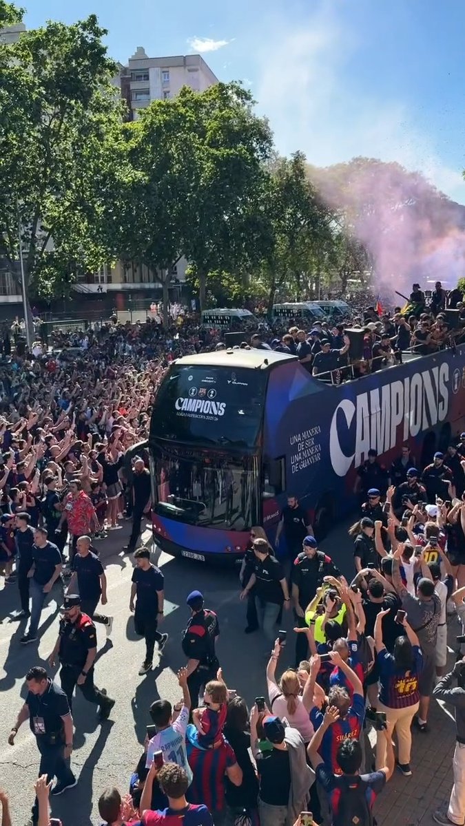 Parade Bus Barcelona selebrasi gelar Laliga & Supercoppa Espana 🏆🏆 Back To Back Celebration 🎊🪅🎉🎆🎇
