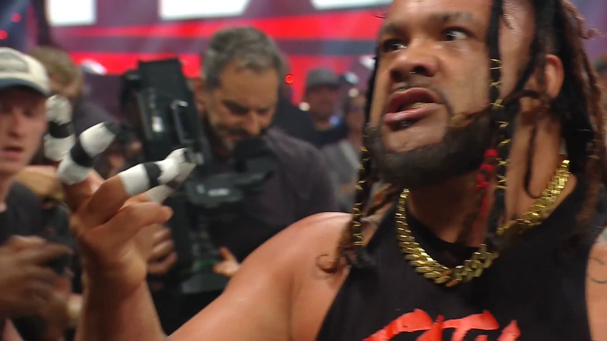The fight is ON between Roman Reigns and Jacob Fatu 👊